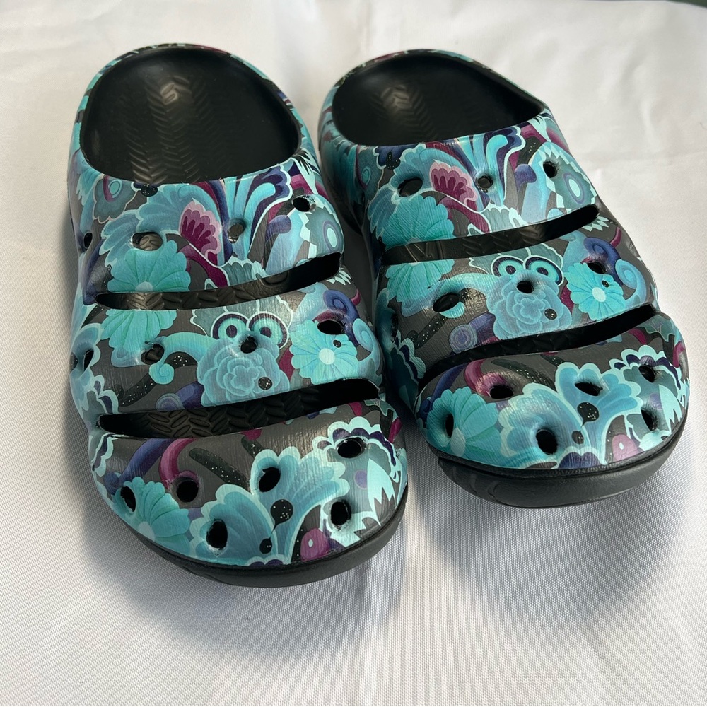 EUC KEEN Yogui Arts Clog, blue floral Unisex Mens 10 = approx Women’s Sz 11-11.5